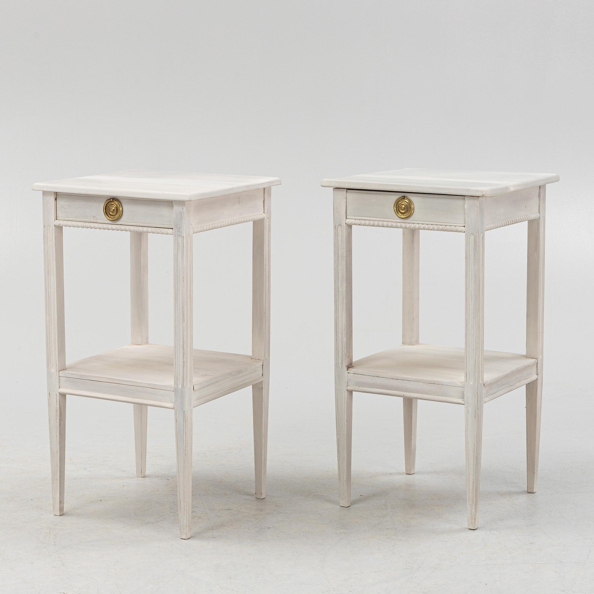 Sängbord, ett par, gustaviansk stil, 1900-talets andra hälft.