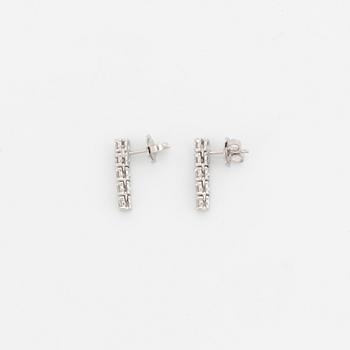 Örhängen, med briljantslipade diamanter.