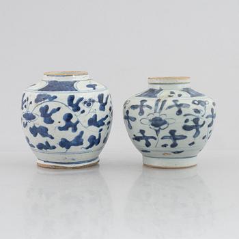 A blue and white Swatow dish  and two blue and white urna, China, Ming dynasty (1368-1644).
