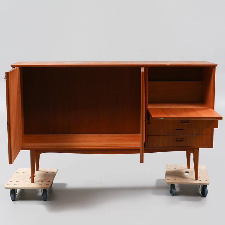 SIDEBOARD, 1900-talets tredje kvartal.
