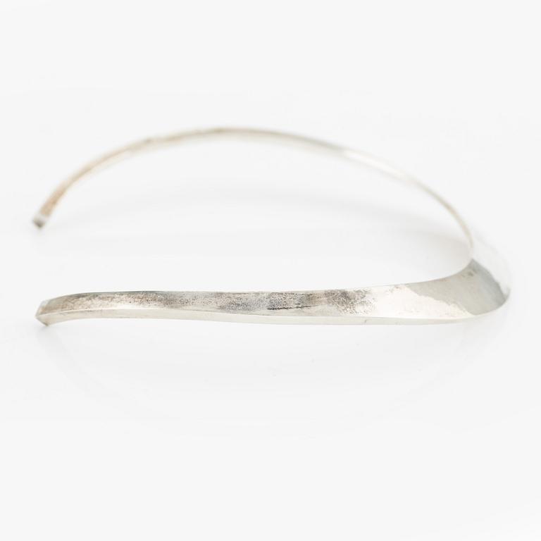 Maria Elmqvist, rigid neck ring, hammered sterling silver.
