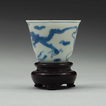 A blue and white cup, Transition, 17th Century.