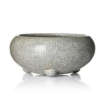 1005. A Chinese ge-glazed censer, Qing dynasty.
