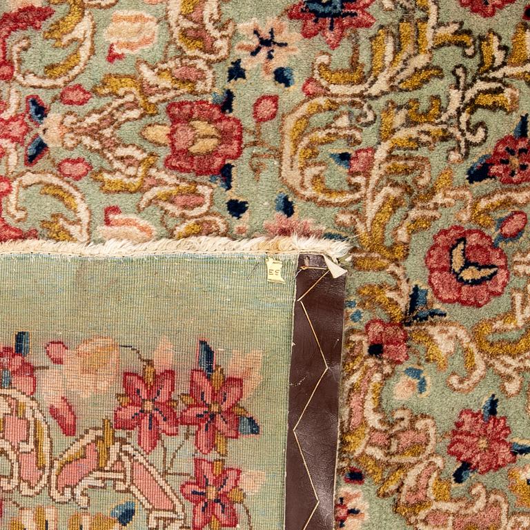 Kirman rug, approximately 488x298 cm.
