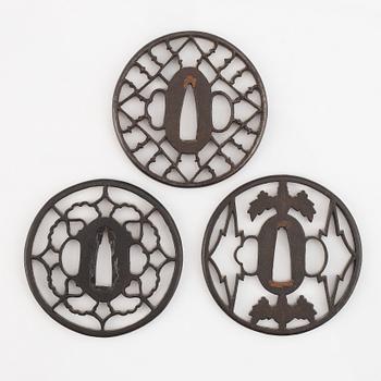 Tsuba, 3 st, järn. Japan, Edo.