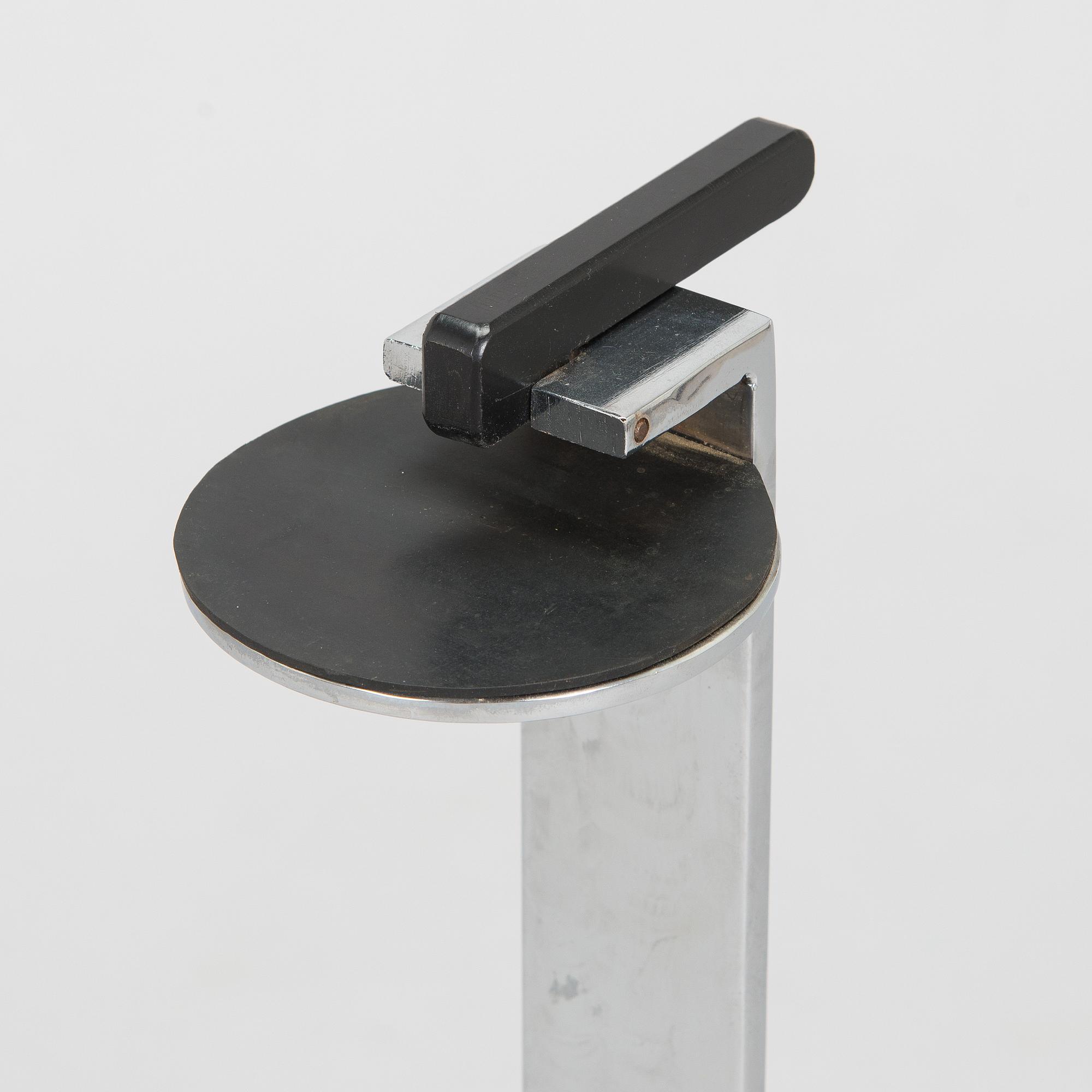 Jouni Leino, Tarjotinpöydän jalusta ,"Grip" Jouni Leino Design Studio 2009.
