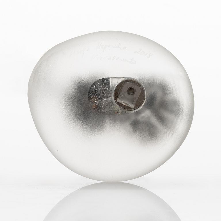 Marja Hepo-aho, glasskulptur, "Strange Beach", signerad Marja Hepo-aho 2018, Glass Studio Mafka&Alakoski Riihimäki.
