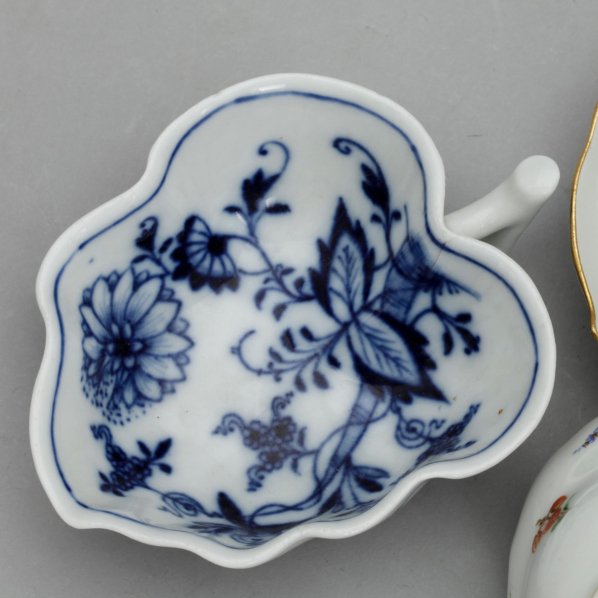 KAFFEKOPPAR, 7 st, samt ett fat och skålfat, porslin, Meissen, 1900-tal.