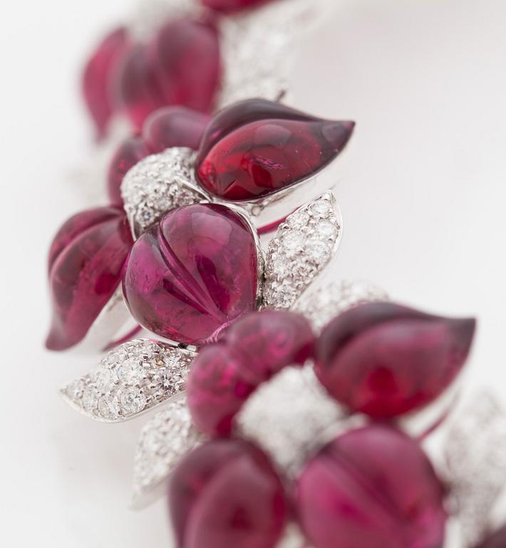 A carved pink tourmaline and diamond collar with floral motifs. Total carat weight of diamonds circa 16.00 cts.