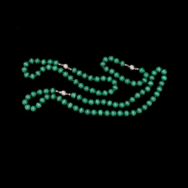 COLLIER, 2 st, samt ARMBAND, malakit med silverlås.