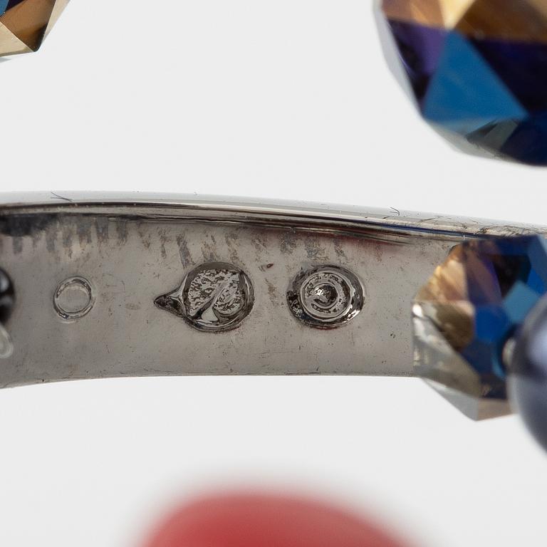 Swarovski, örhängen och halsband.