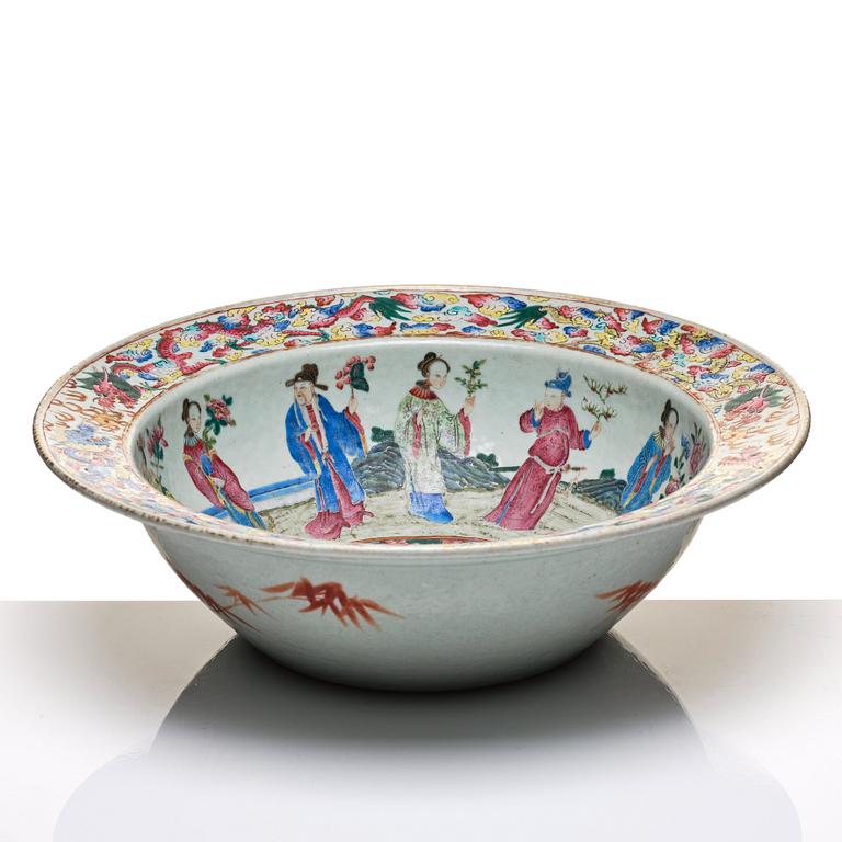 A large famille rose basin, Qing dynasty, 19th Century.