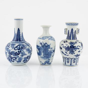 A set of three blue and white vases, late Qing dynasty, circa 1900.