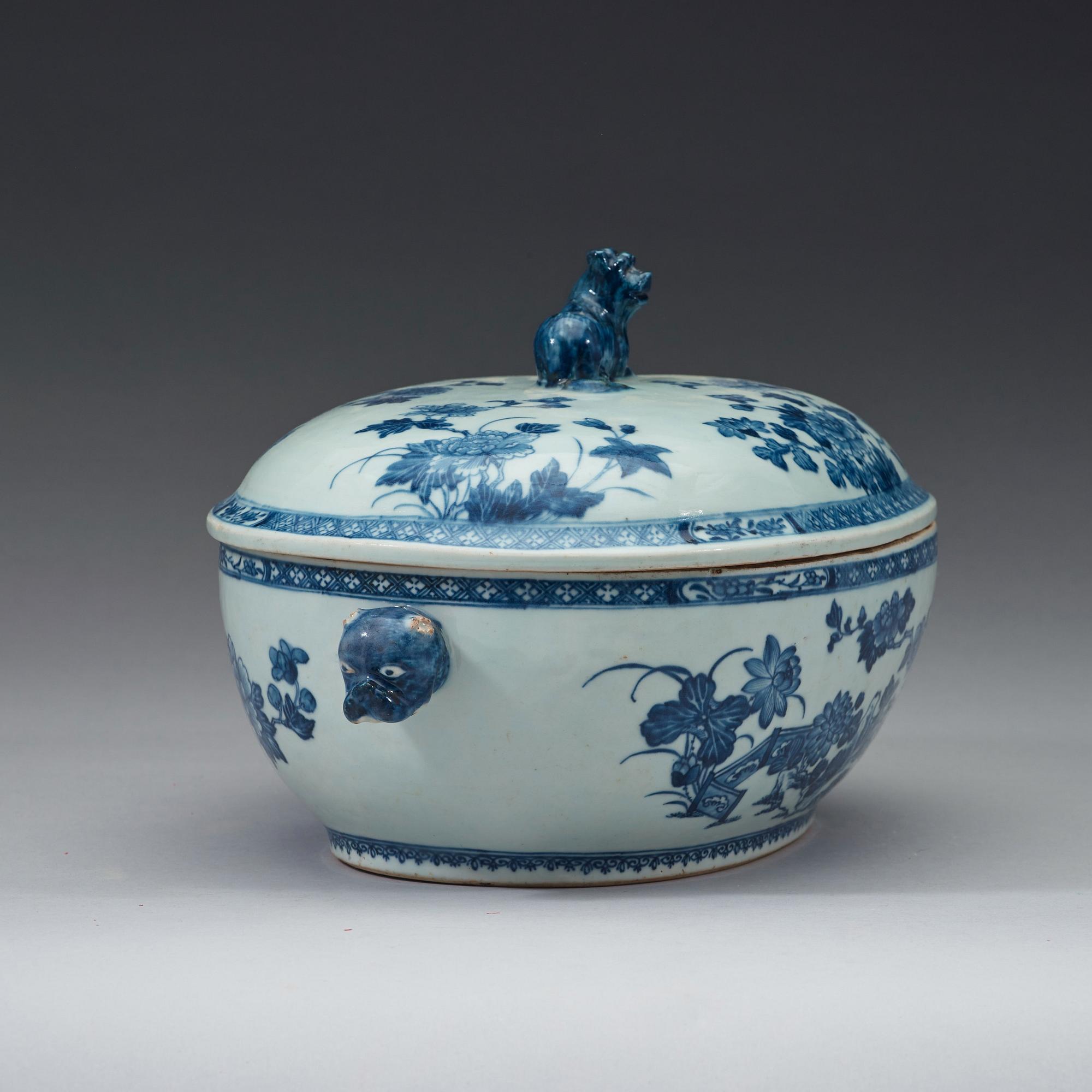 An export porcelain blue and white tureen and cover, Qing dynasty, Qianlong (1736-1795).