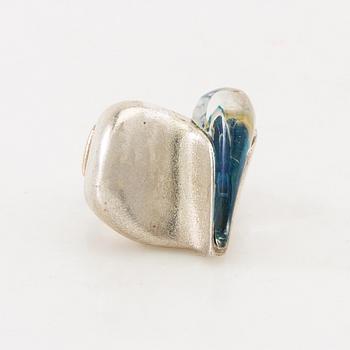 Björn Weckström, ring "Darinas tår", sterlingsilver och akryl. Lapponia 1970-tal.