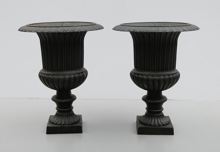 TRÄDGÅRDSURNOR, 1 par, gjutjärn, 1900-/2000-tal.