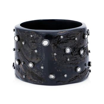 ARMRING, horn, små briljantslipade diamanter tot ca 0,40 ct och troligen rosenslipade vita topas. Vikt ca 166 g.