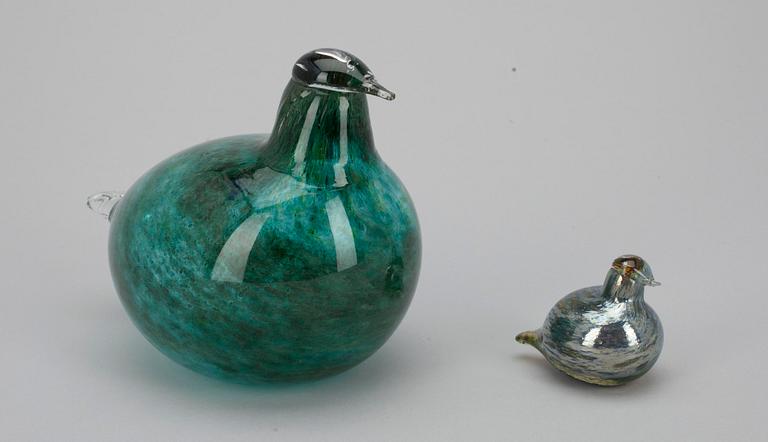 FÅGLAR, 2 st, glas, signerade Oiva Toikka Nuutajärvi Notsjö, en numrerad 3/300.