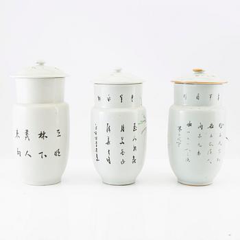 A set of 3 Chinese jars with covers, 20th century.