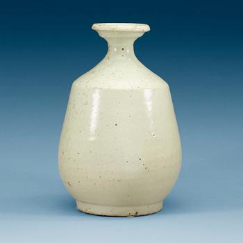 1958. FLASKA, keramik. Choson, Korea, 17/1800-tal.