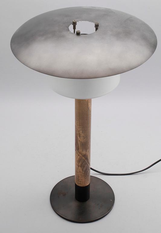 BORDSLAMPA, lackerad metall och trä, Atelje Lyktan, 1900-talets andra hälft.