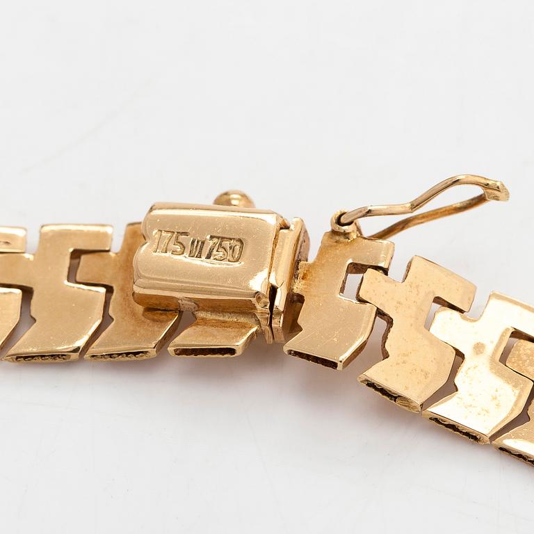 An 18K gold necklace.