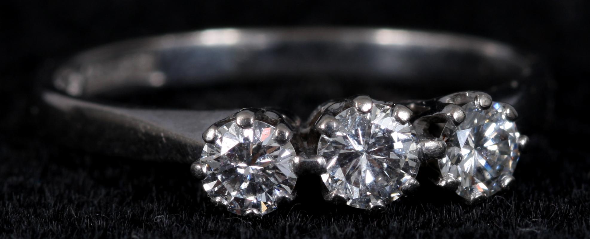 RING, vitguld samt 3 briljanter, Göteborg, 1974.