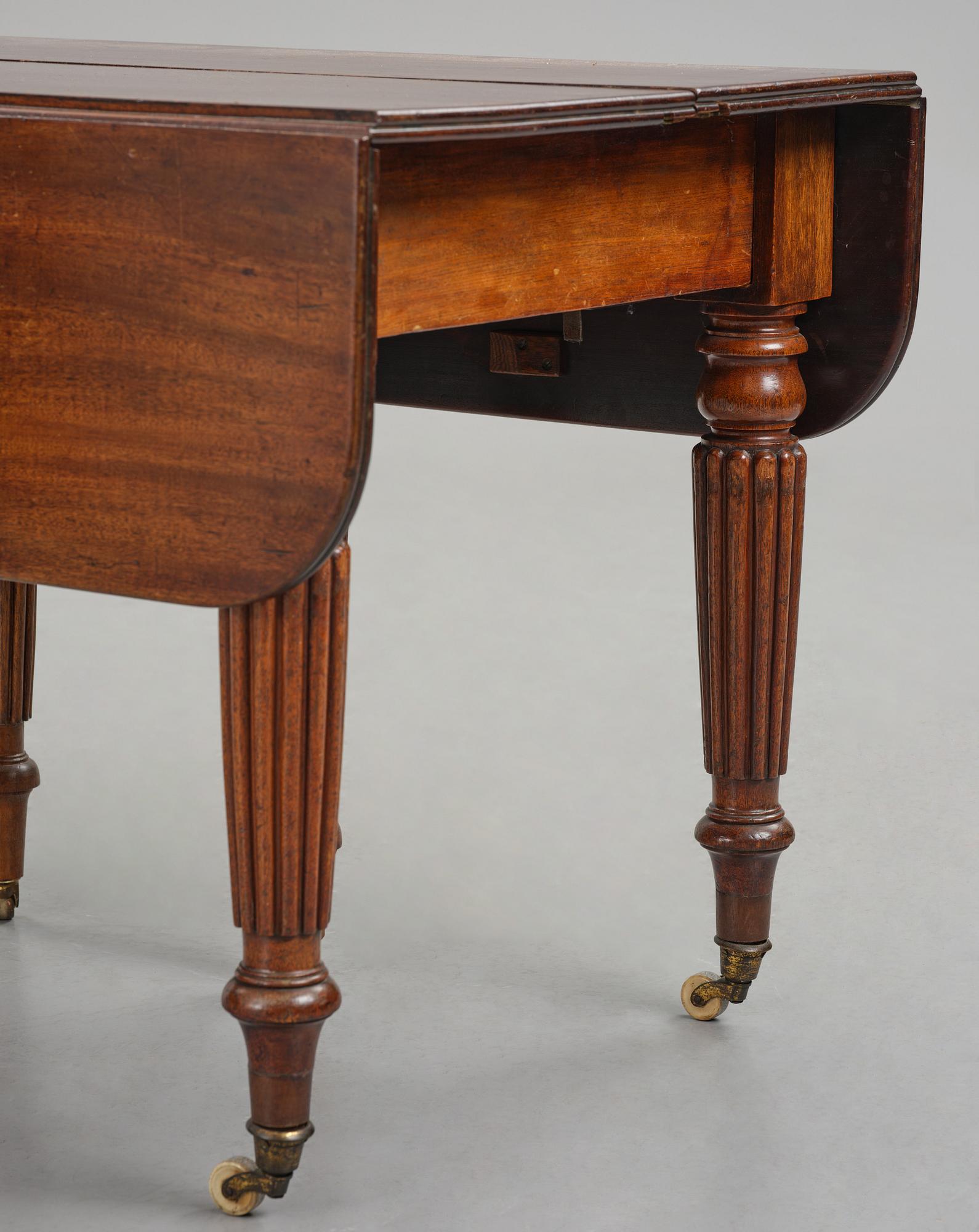 A Regency mahogany dining table, first part 19th century.
