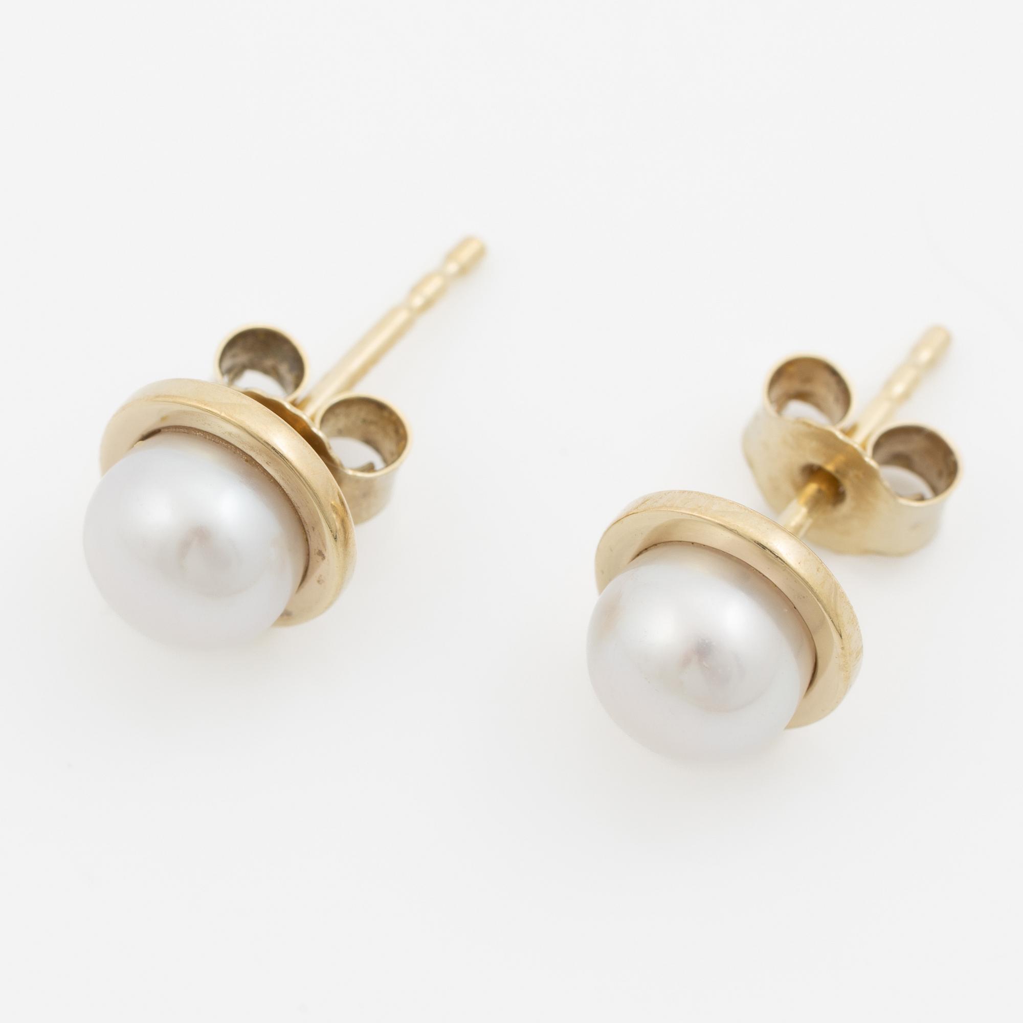 A pair of earrings in 18K gold with cultured pearls.