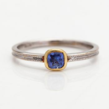 An 18K white gold ring with a tanzanite.