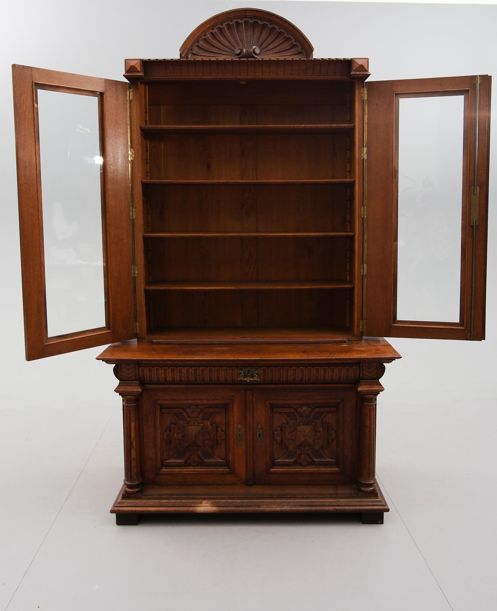 SKÅP/BOKSKÅP, omkring år 1900.