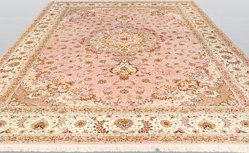 A Tabriz carpet, part silk, so-called 60 Raj, approx. 490 x 340 cm.