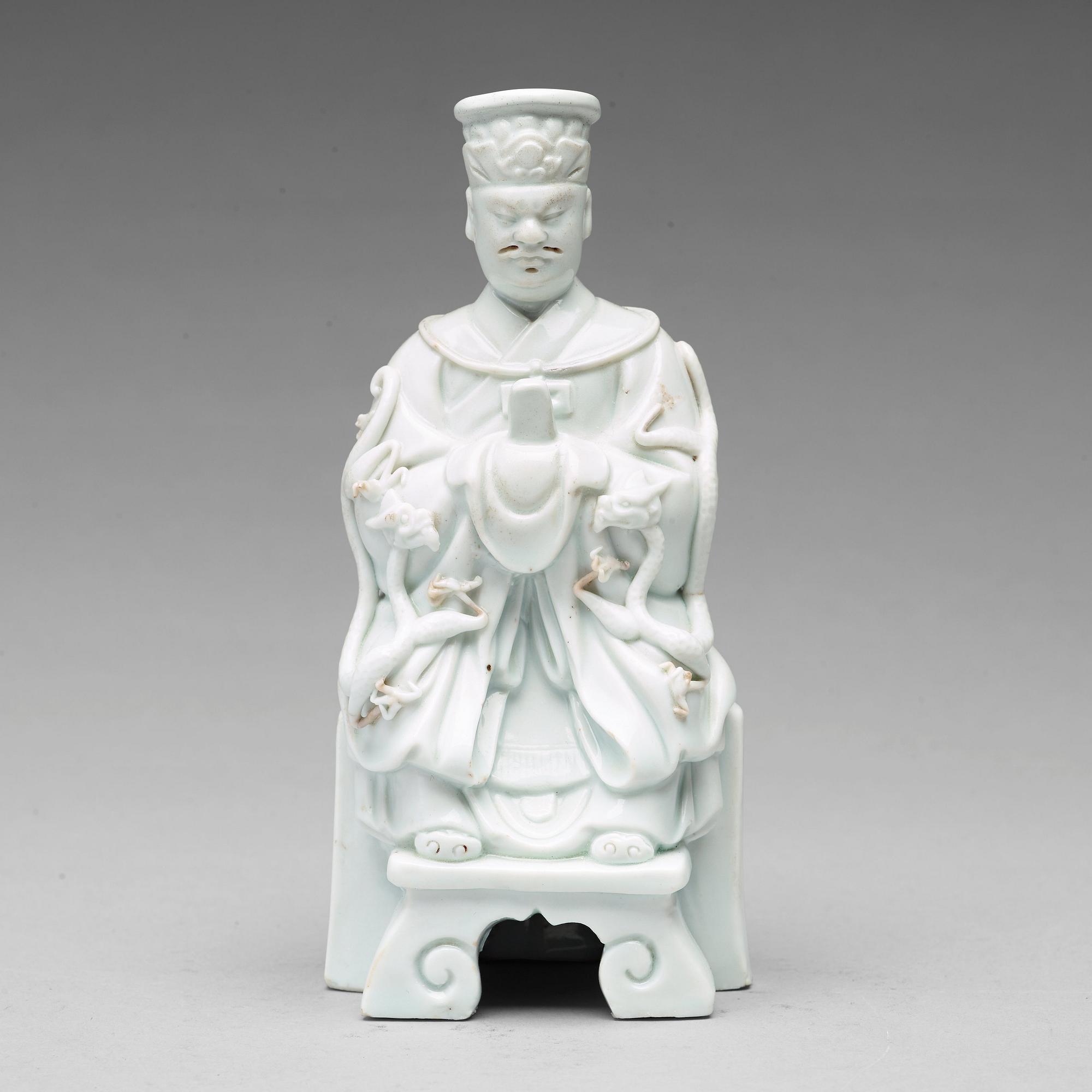 DAOISTISK DIGNITÄR, blanc de chine. Qingdynastin.