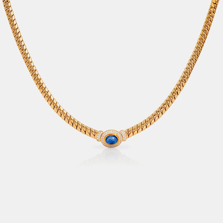 COLLIER med cabochonslipad safir ca 12.80ct samt briljantslipade diamanter totalt ca 2.00ct.