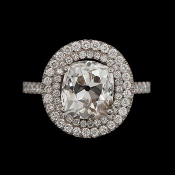 940. An old-cut diamond ring. Center stone circa 3.10 cts, quality ca I-J/SI.