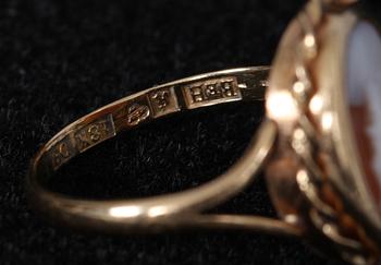 HÄNGSMYCKE samt RING, guld, 18k samt Camé, bl a 1947.