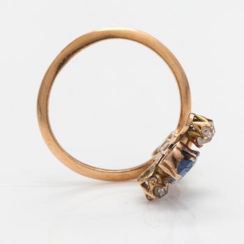 A 14K gold ring with old- and rose-cut diamonds, emeralds and a sapphire. Russia, early 20th century.