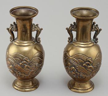 VASER, ett par, orientaliska, 1900-talets första hälft.