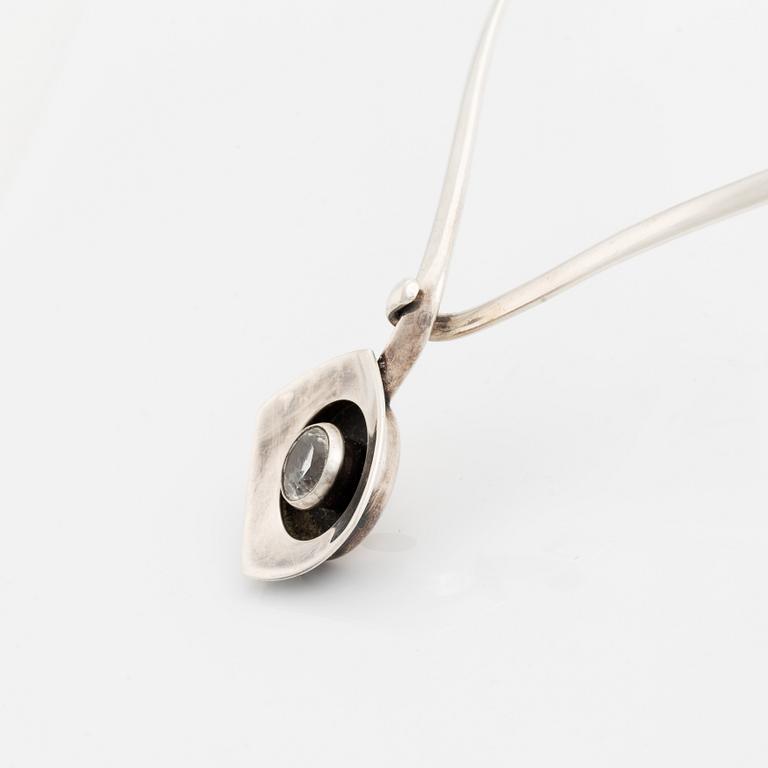 Silver and rock crystal necklace.