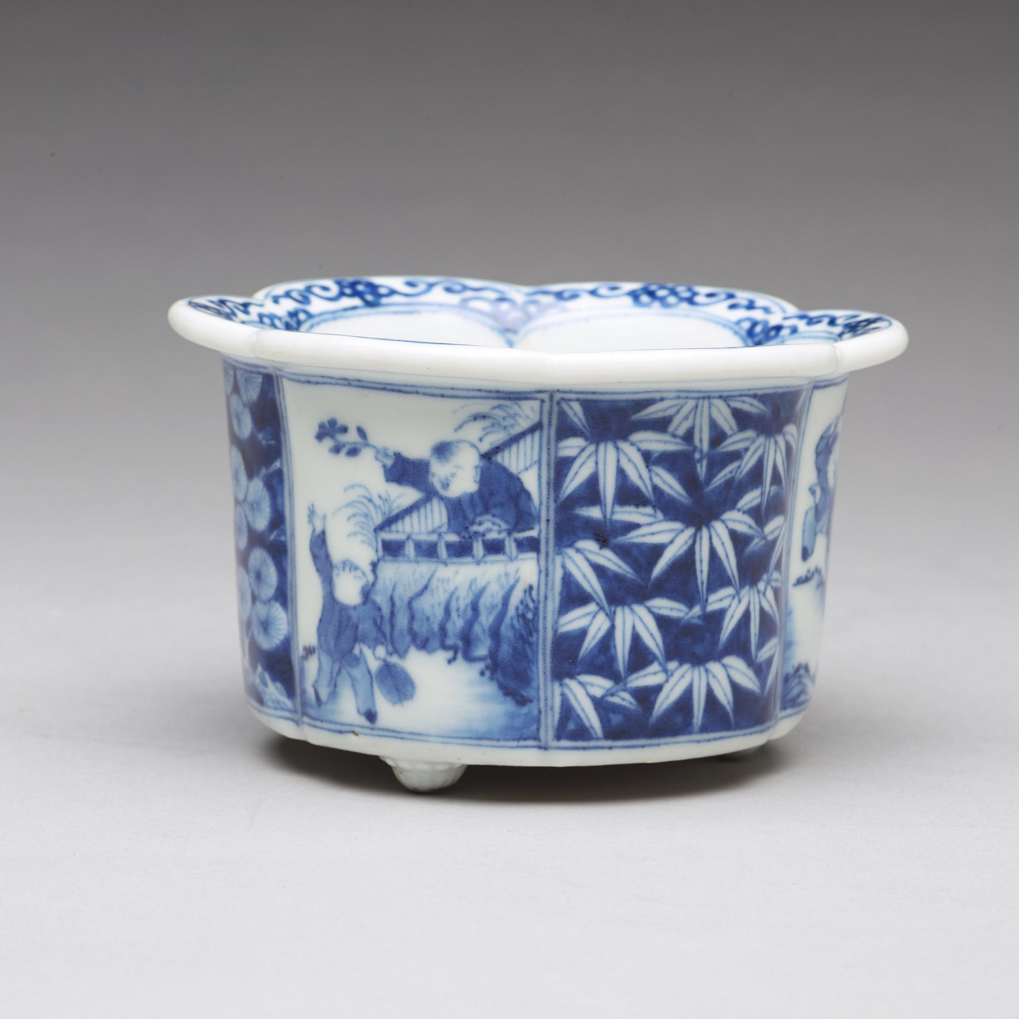 A blue and white porcelain pot / censer, Qing dynasty, circa 1700.