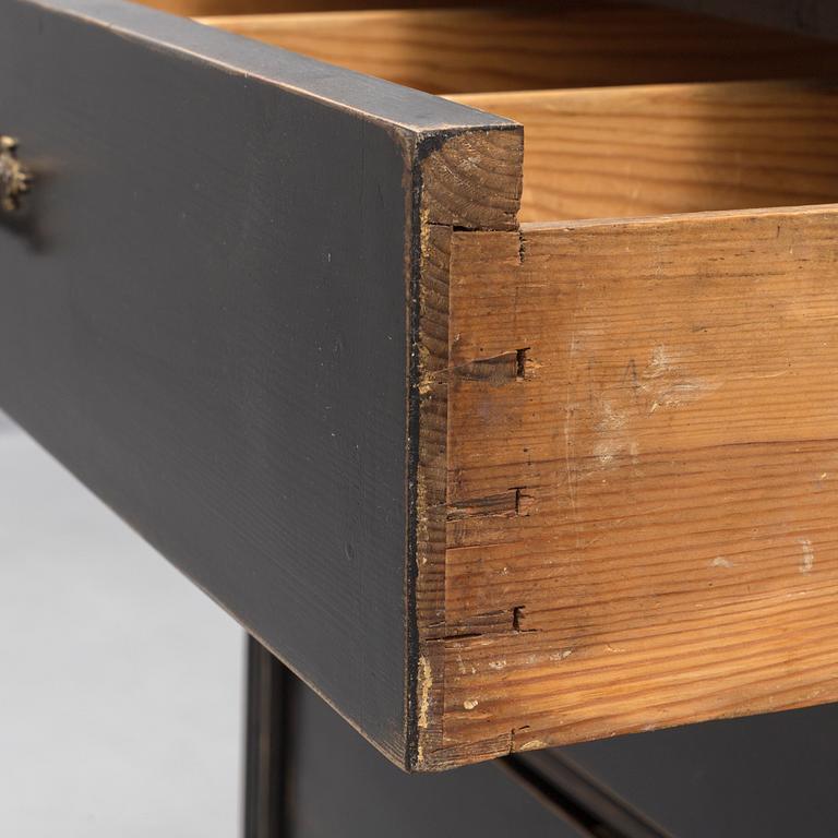 A late 19th century chest of drawers.