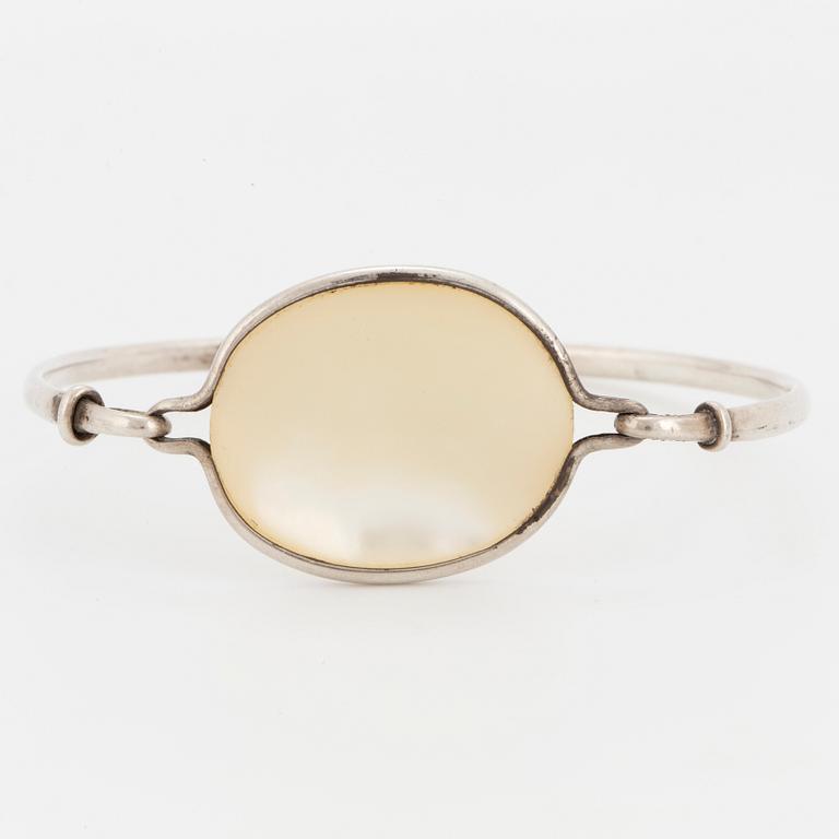 A Swedish 20th century Torun Bülow-Hübe bracelet, silver and mother-of-pearl.