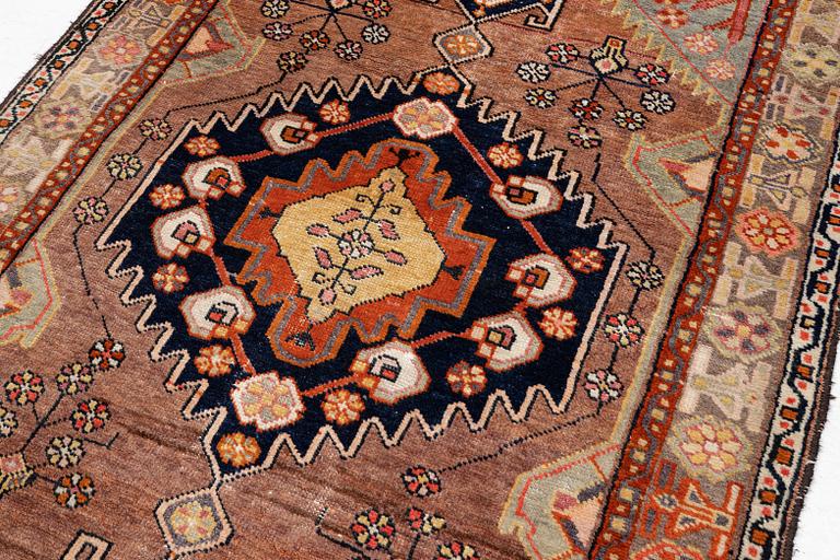 Carpet, antique/semi-antique Bakhtiar/Gabbe, approx. 219 x 136 cm.