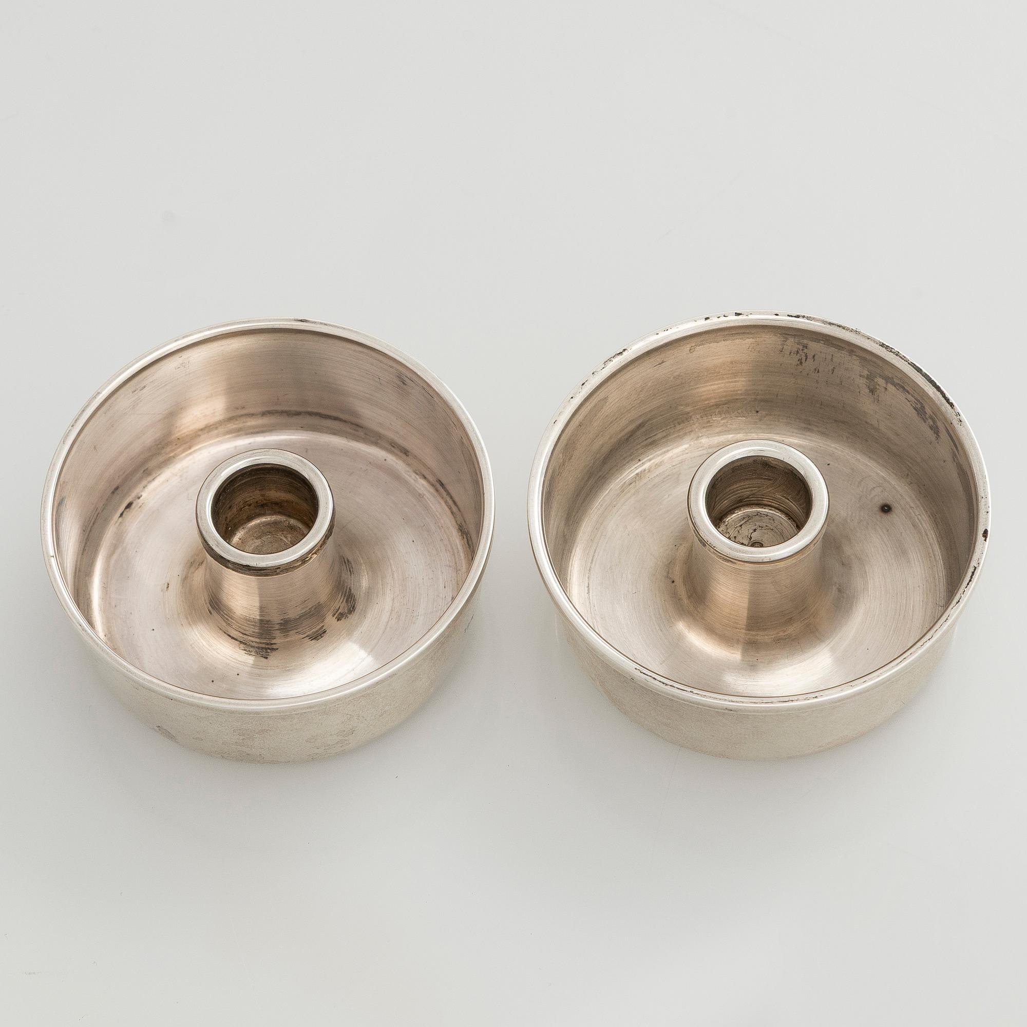 Bertel Gardberg, kynttilänjalkapari, hopeaa, "Birgitta", malli 22908, Hopeatehdas oy, Helsinki 1957.