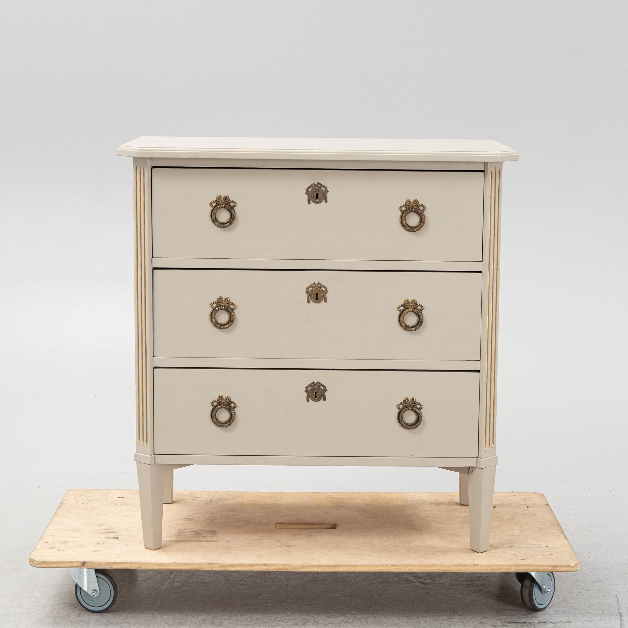 Chest of drawers, Gustavian style, first half of the 20th century.