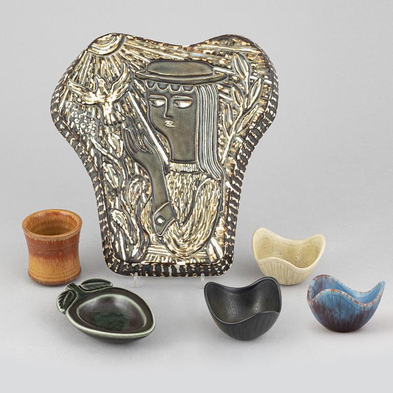 Gunnar Nylund, a stoneware wall relief, three bowls, a vase and an ashtray, Rörstrand.