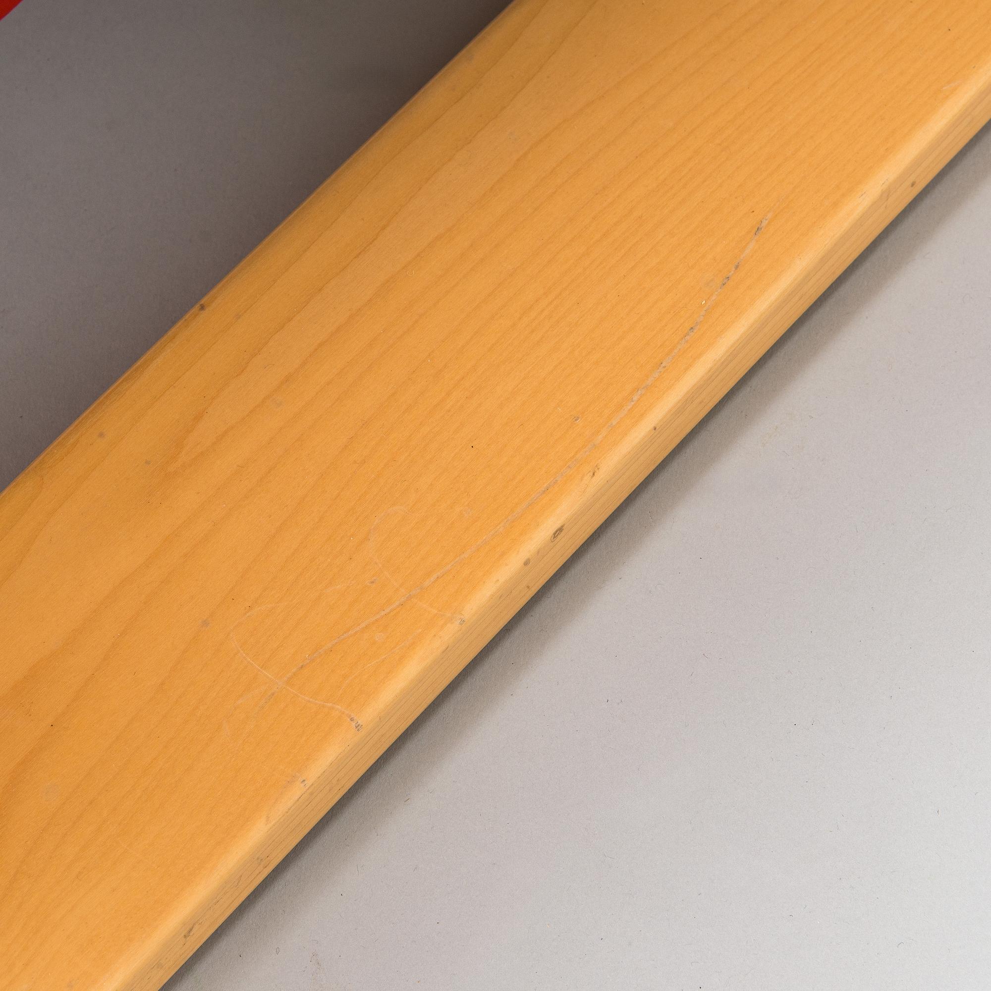 Alvar Aalto, nojatuoli ' High back tank'  E400 för Artek 1999. Ben af Sculten, rahi 445 Artek 1999.