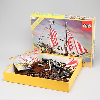 A box with "6285 / Black Seas Barracuda" lego, approx 1990.