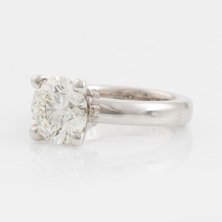 An 18K white gold ring set with a round brilliant-cut diamond.