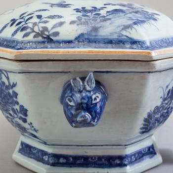 A blue and white export porcelain tureen with cover, Qing dynasty, Qianlong (1736-95).